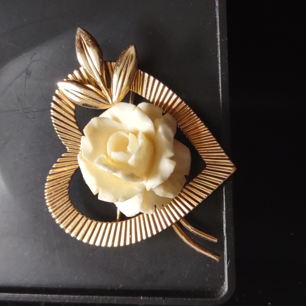 Ivory Colored Rose In 12KGF Heart Brooch